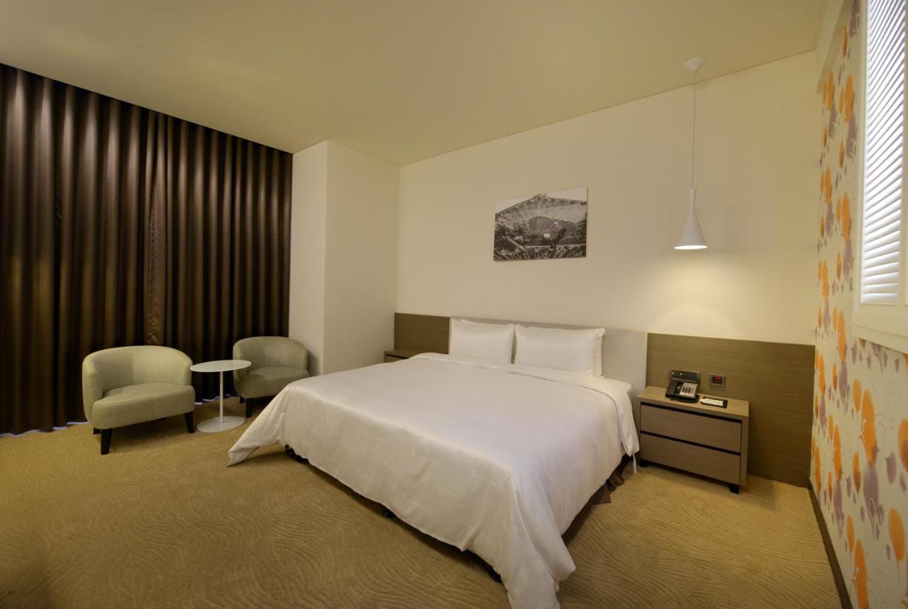 Golden Tulip Glory Fine Hotel Tainan Esterno foto